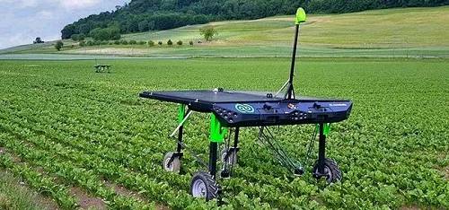 公司的主打產品為田間除草機器人，通過機器識別技術，可以準確識別出雜草，通過機械手臂對雜草進行除草劑噴灑，使除草劑使用量比傳統方式減少了20倍。